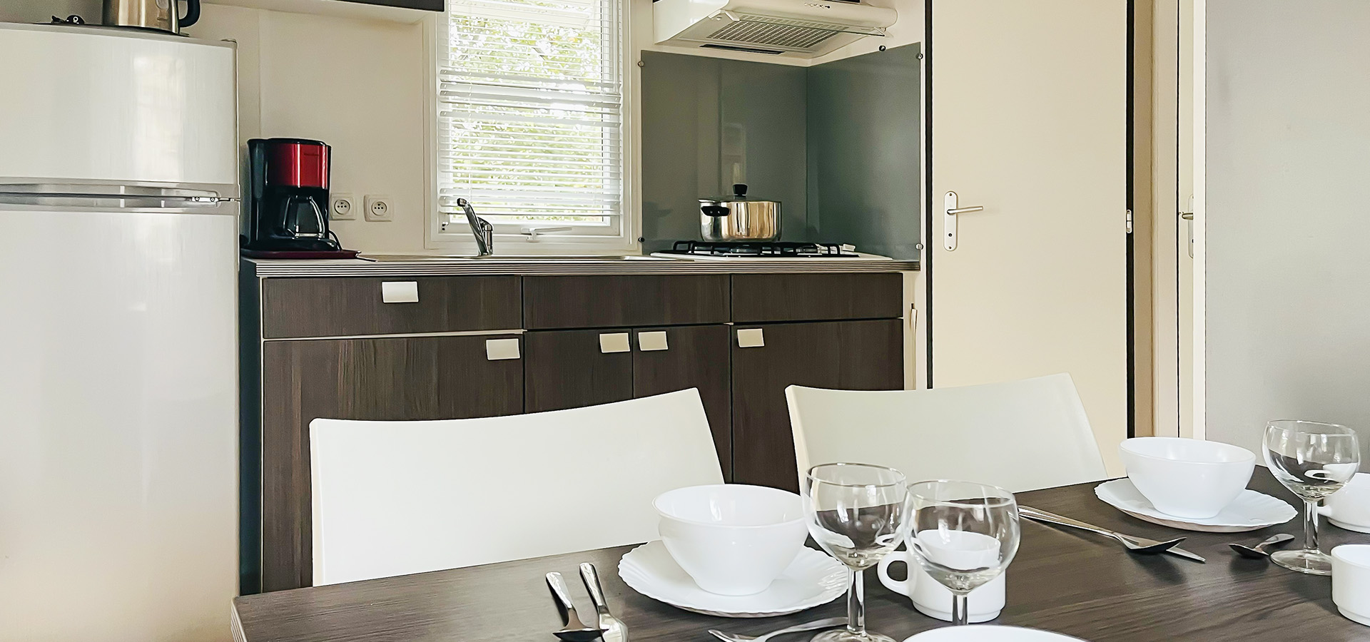 Camping la vetta bungalow MH confort 2CH cuisine table